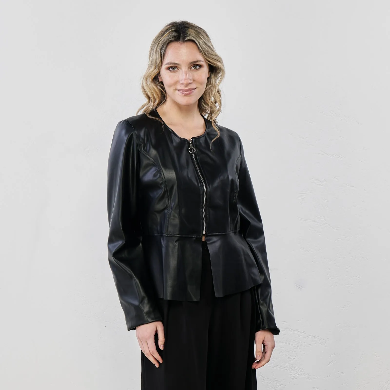 Giacca corta nera in ecopelle con zip