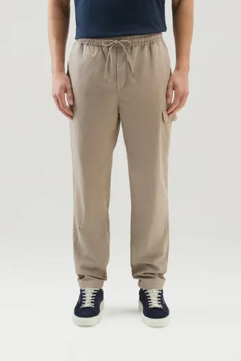 Pantaloni cargo in misto cotone e lino tinti in capo                                                                            