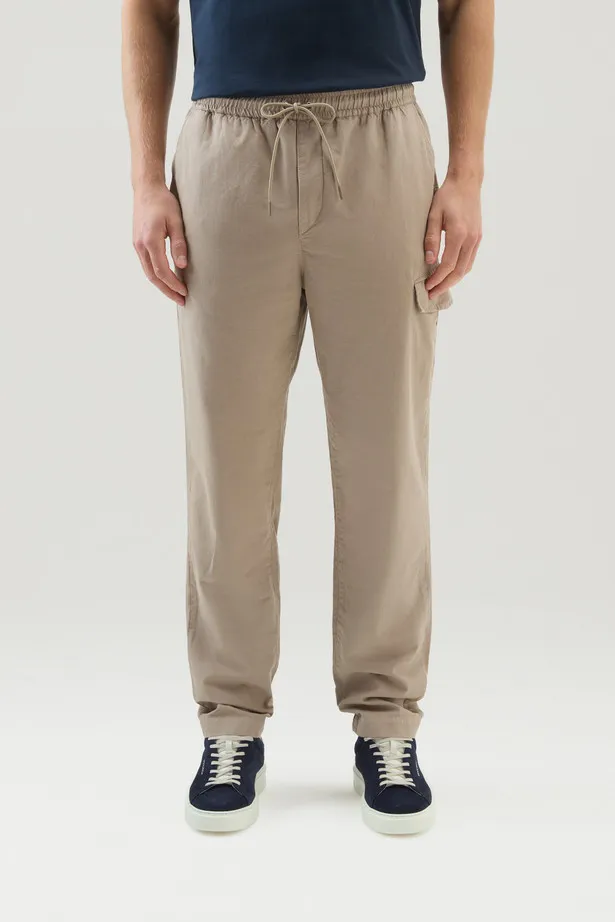 Pantaloni cargo in misto cotone e lino tinti in capo                                                                            