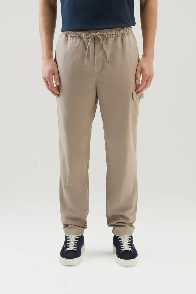 Pantaloni cargo in misto cotone e lino tinti in capo                                                                            