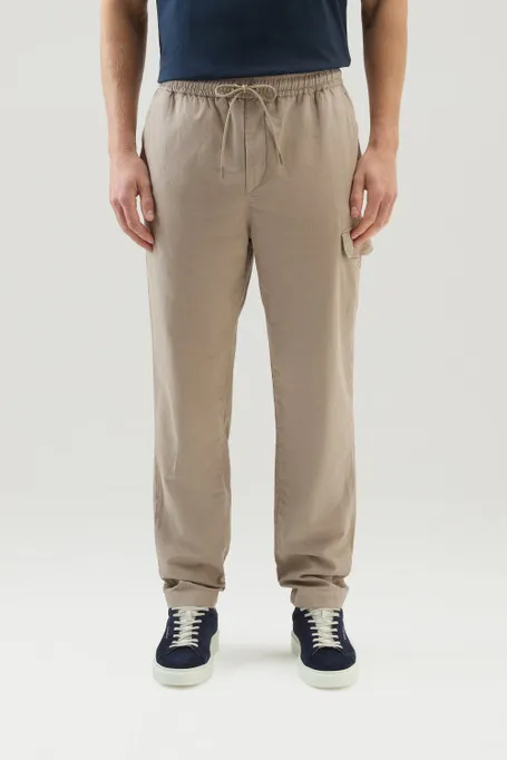 Pantaloni cargo in misto cotone e lino tinti in capo                                                                            