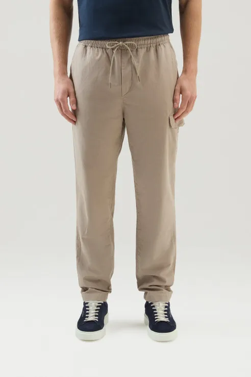Pantaloni cargo in misto cotone e lino tinti in capo                                                                            