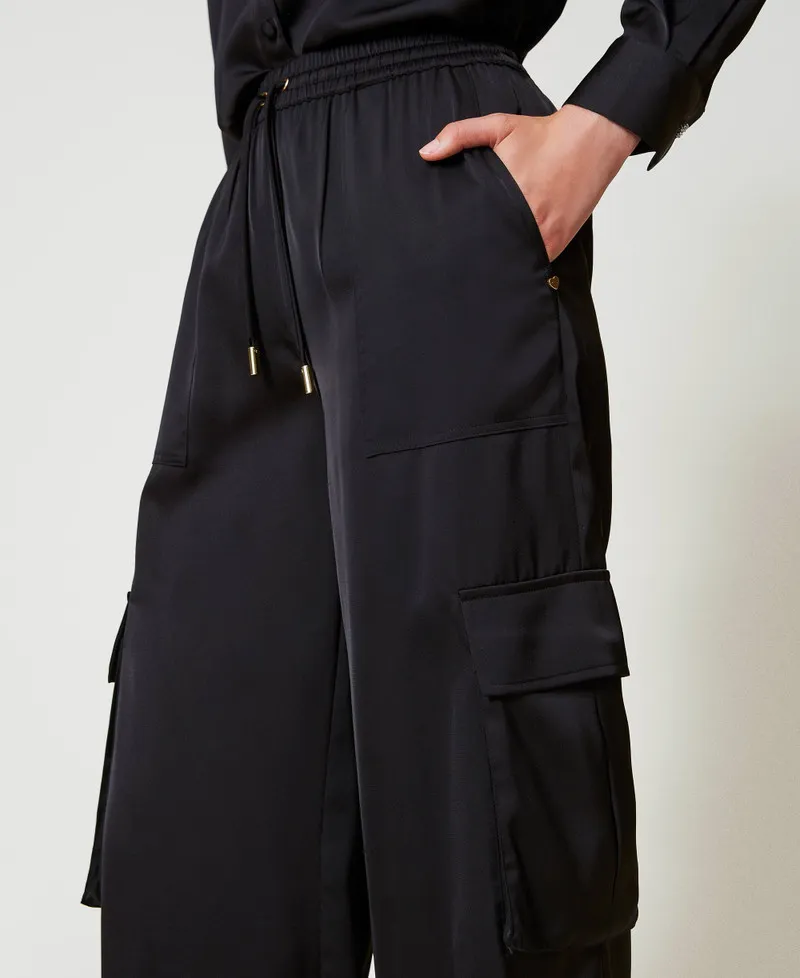 Pantaloni cargo in raso