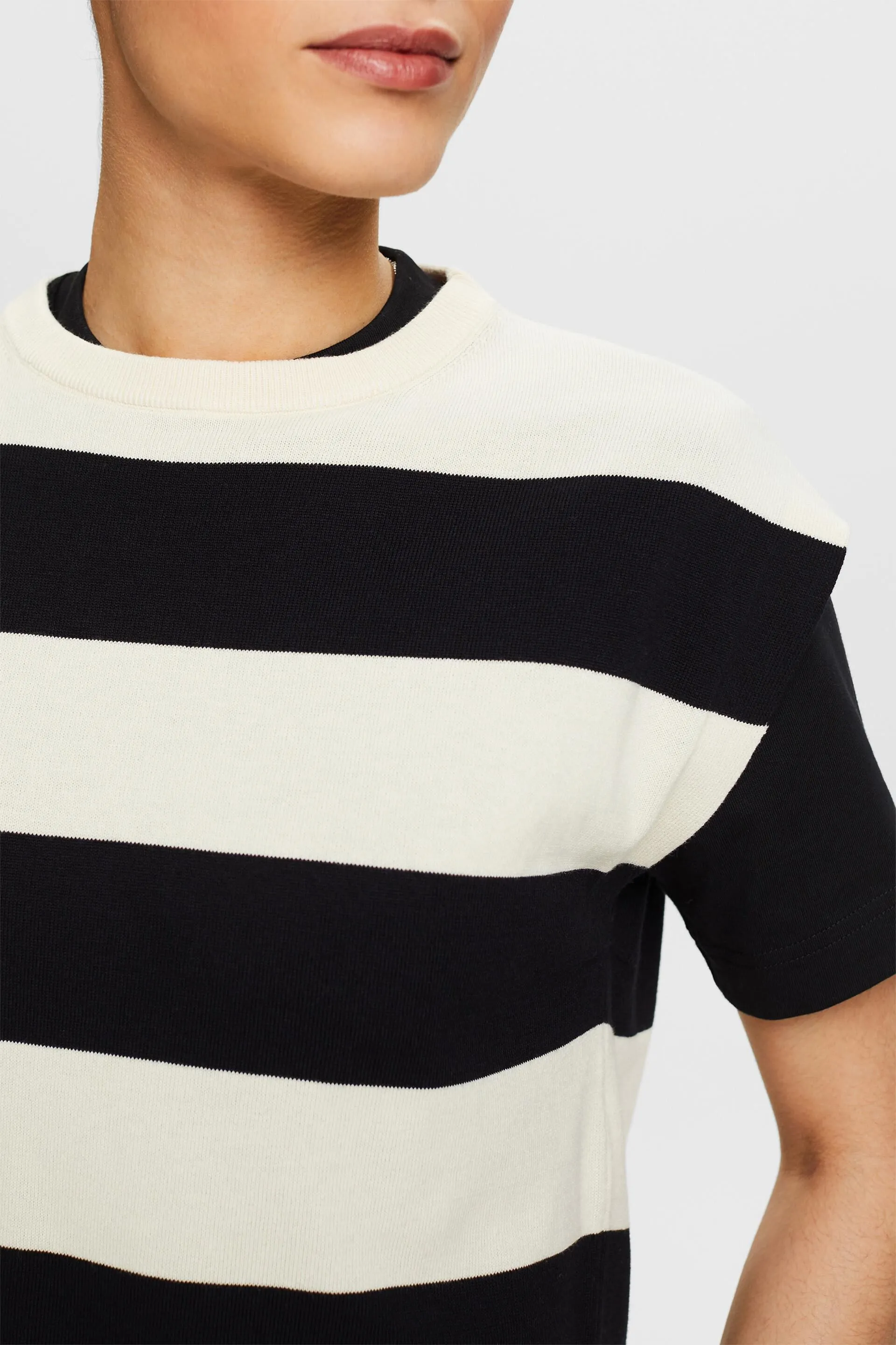 Pullover smanicato a righe