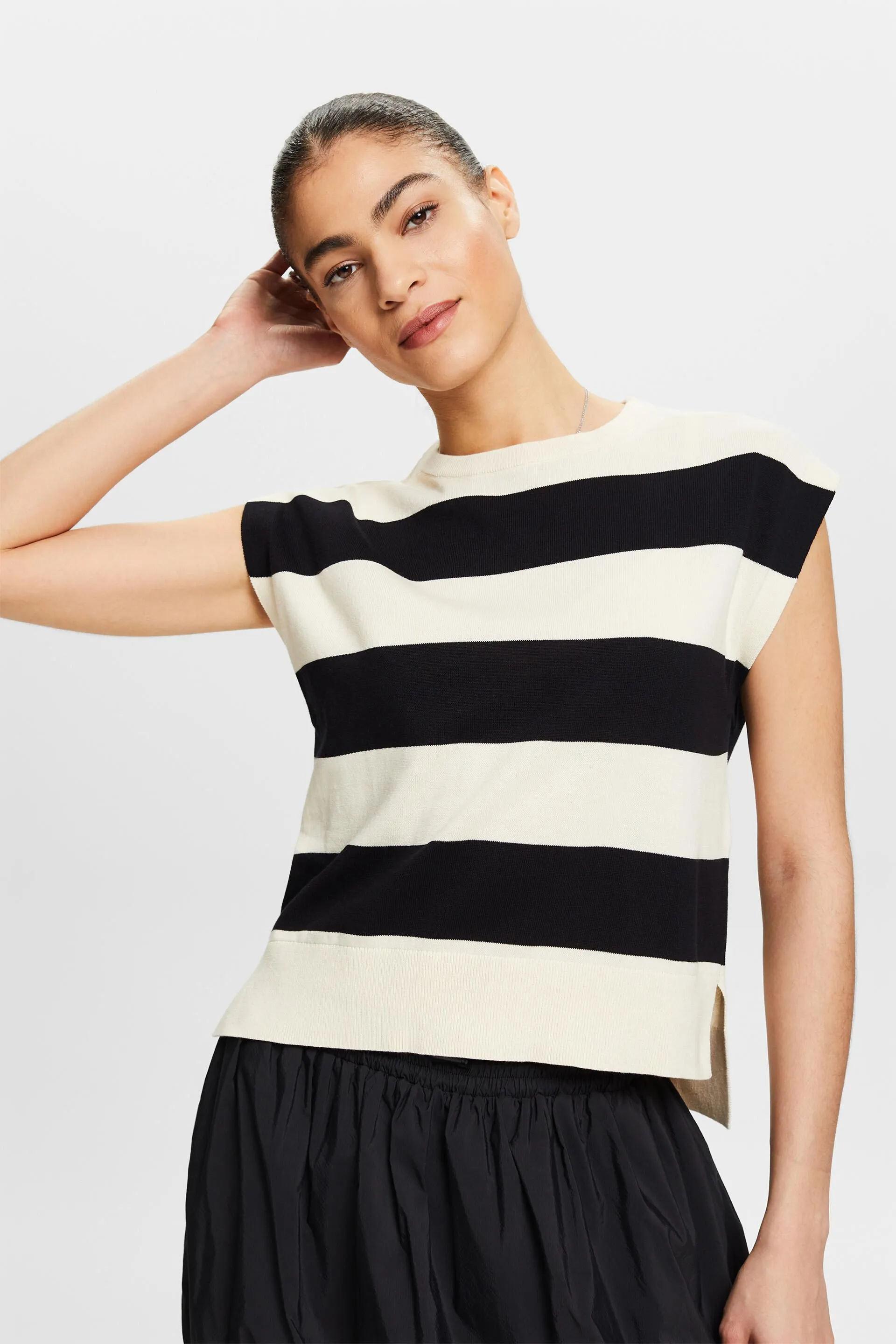 Pullover smanicato a righe