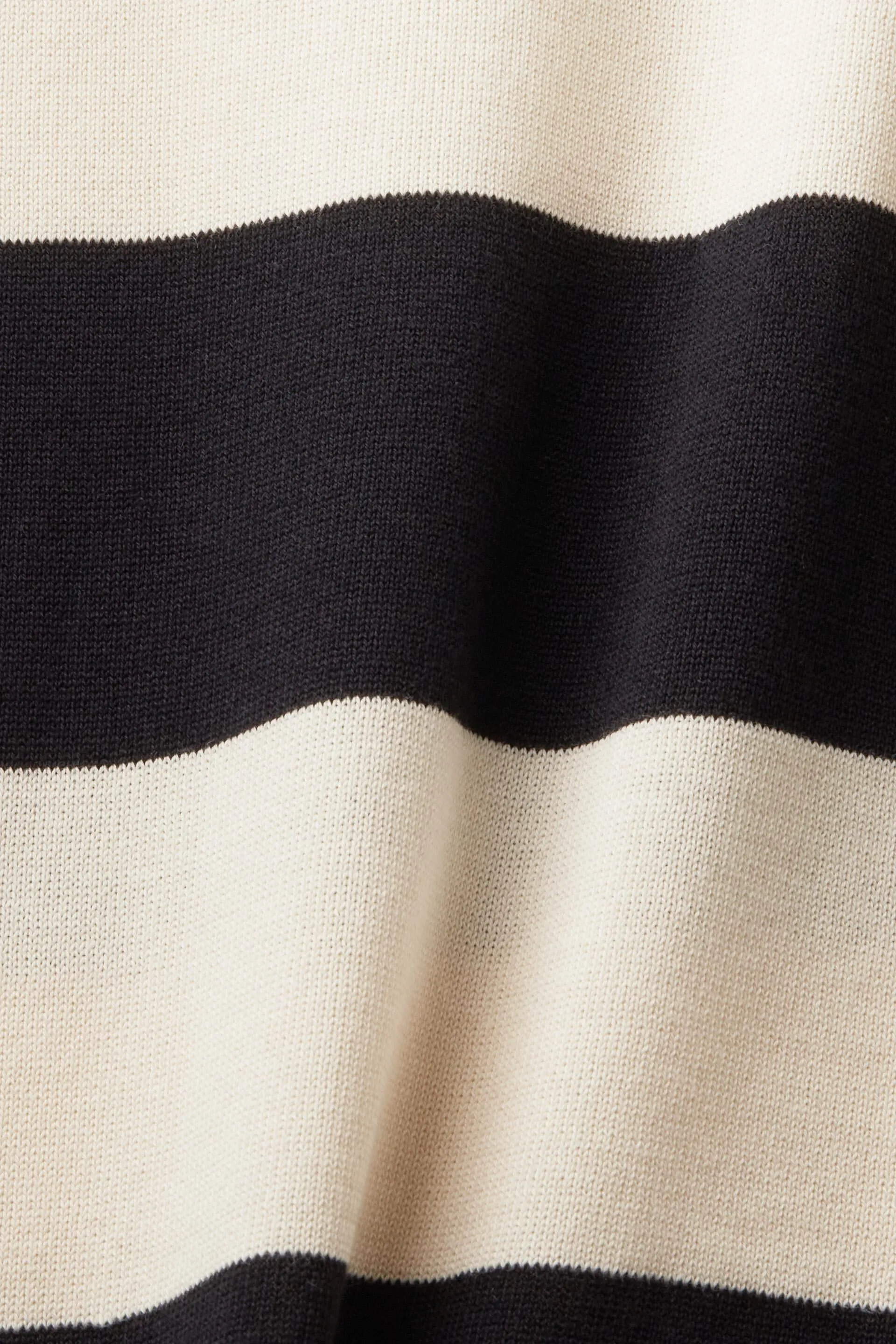 Pullover smanicato a righe