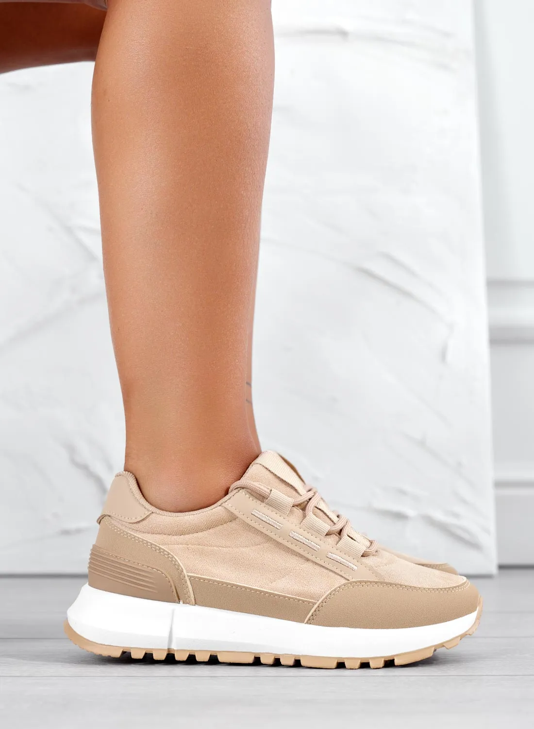 Sneakers beige in tessuto leggero